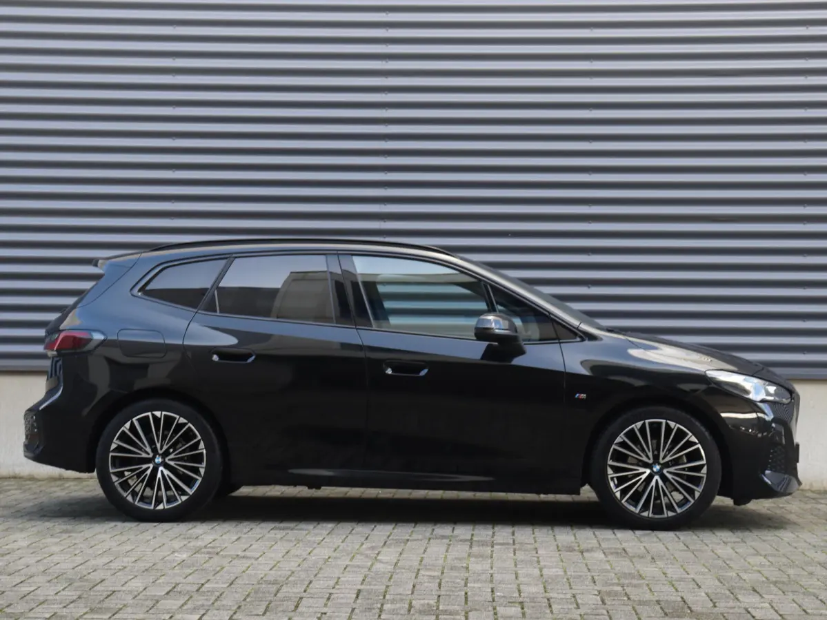 218i | M Sportpakket | Premium Pack | Trekhaak | Camera | Comfort Access | Harman Kardon | Getint Glas | 19'' LMV