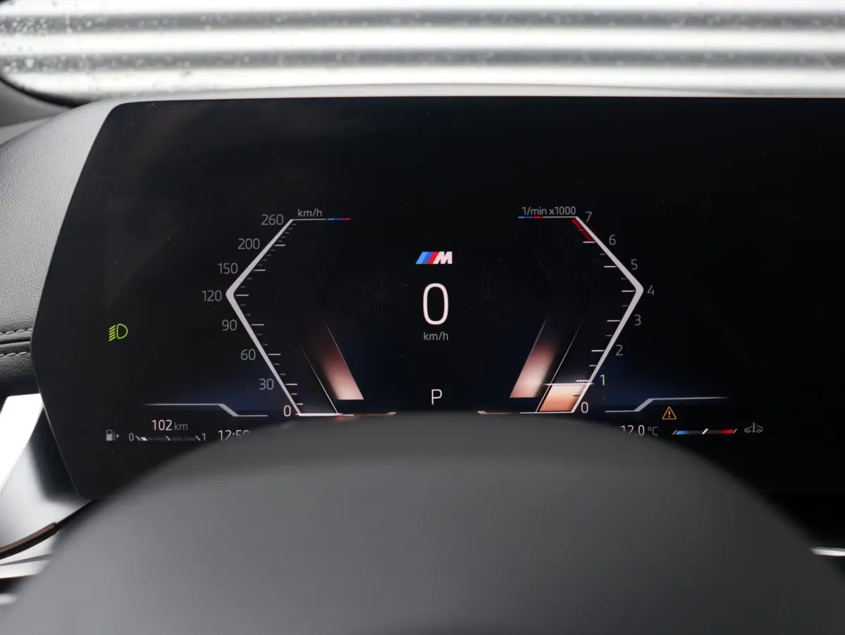 218i | M Sportpakket | Premium Pack | Trekhaak | Camera | Comfort Access | Harman Kardon | Getint Glas | 19'' LMV