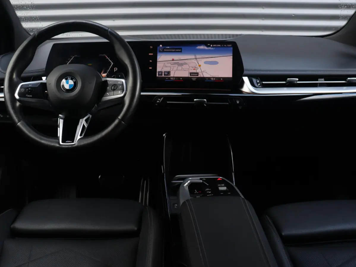 218i | M Sportpakket | Premium Pack | Trekhaak | Camera | Comfort Access | Harman Kardon | Getint Glas | 19'' LMV