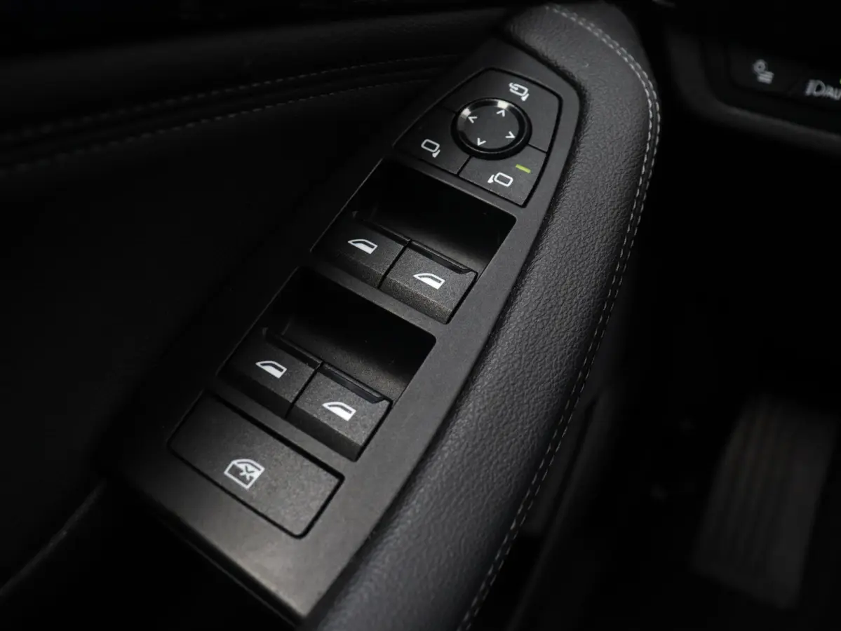 218i | M Sportpakket | Premium Pack | Trekhaak | Camera | Comfort Access | Harman Kardon | Getint Glas | 19'' LMV