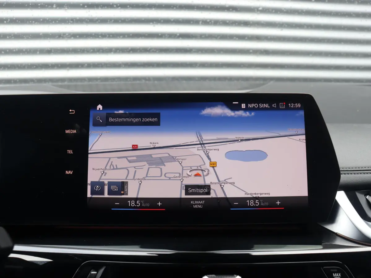 218i | M Sportpakket | Premium Pack | Trekhaak | Camera | Comfort Access | Harman Kardon | Getint Glas | 19'' LMV