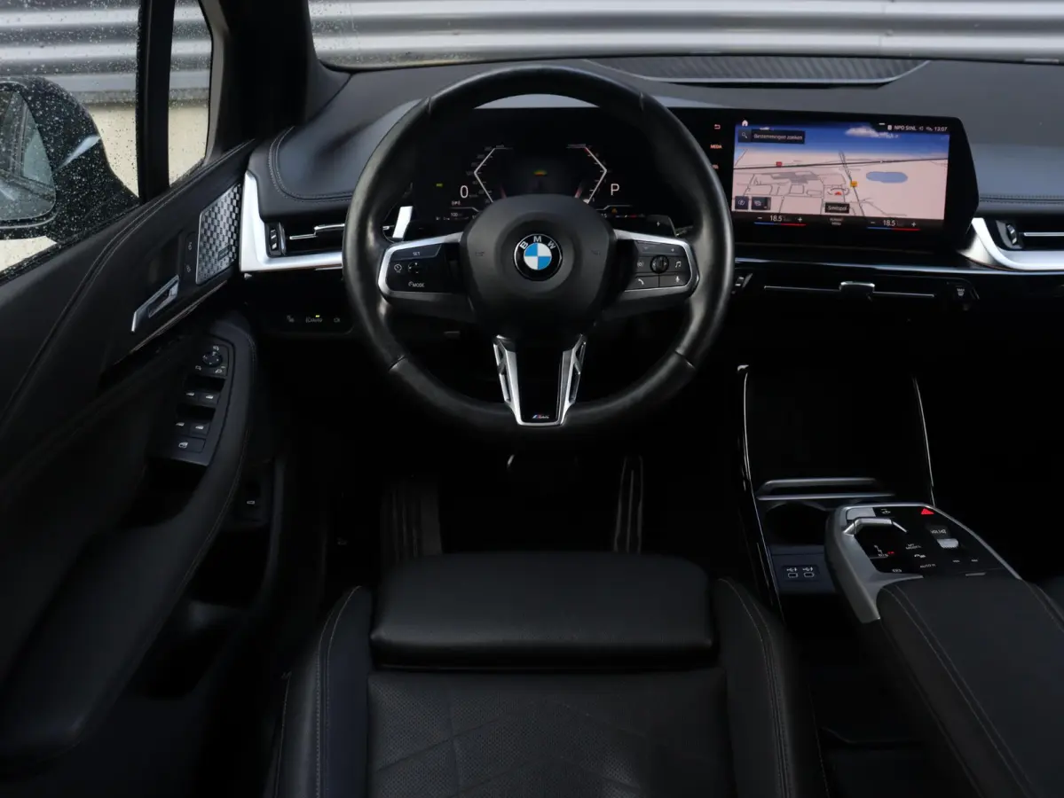 218i | M Sportpakket | Premium Pack | Trekhaak | Camera | Comfort Access | Harman Kardon | Getint Glas | 19'' LMV