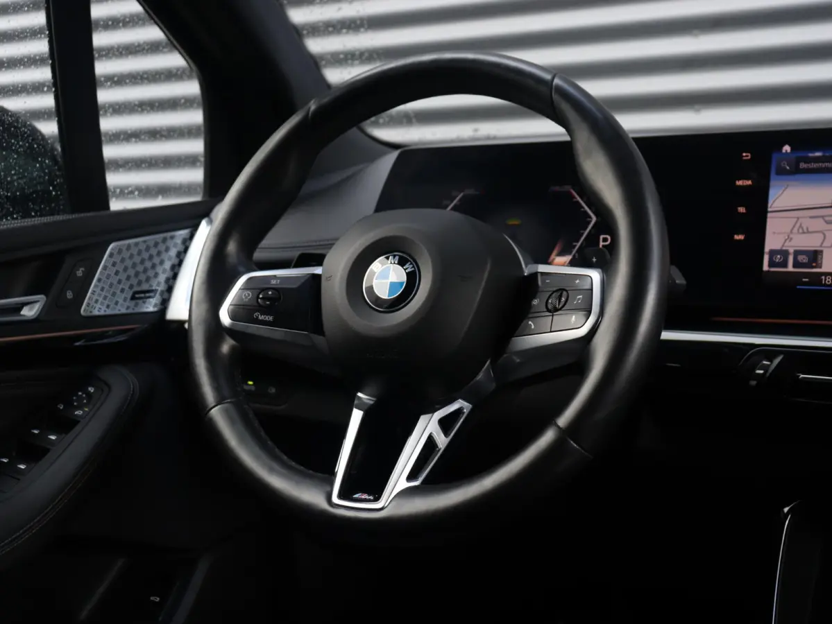 218i | M Sportpakket | Premium Pack | Trekhaak | Camera | Comfort Access | Harman Kardon | Getint Glas | 19'' LMV