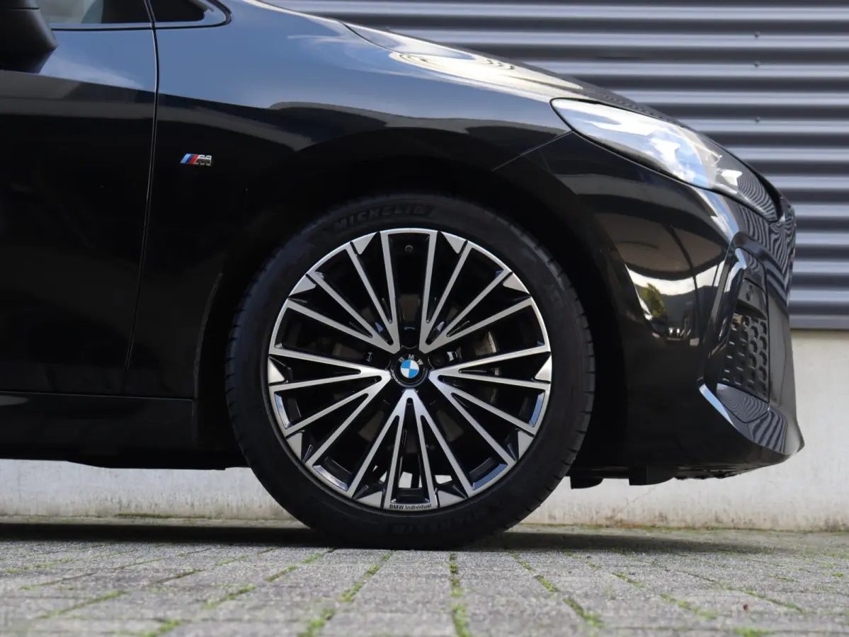 218i | M Sportpakket | Premium Pack | Trekhaak | Camera | Comfort Access | Harman Kardon | Getint Glas | 19'' LMV