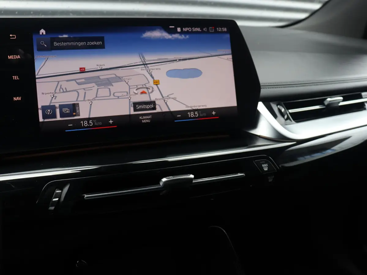 218i | M Sportpakket | Premium Pack | Trekhaak | Camera | Comfort Access | Harman Kardon | Getint Glas | 19'' LMV