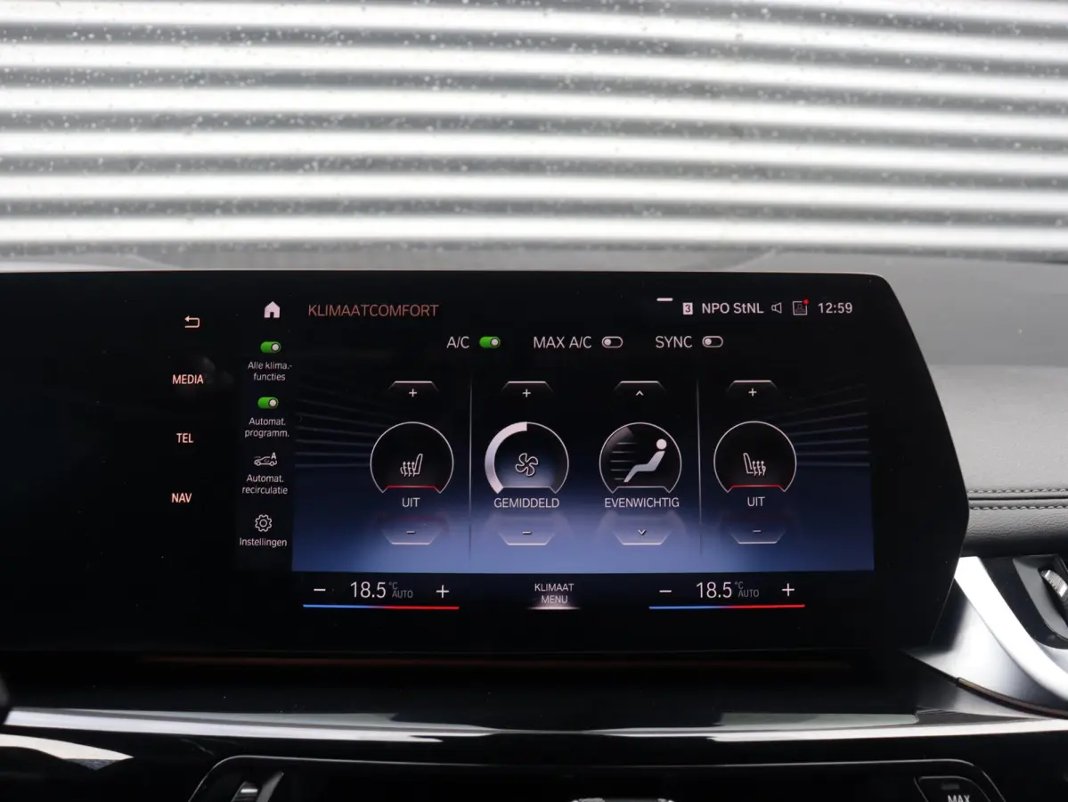 218i | M Sportpakket | Premium Pack | Trekhaak | Camera | Comfort Access | Harman Kardon | Getint Glas | 19'' LMV