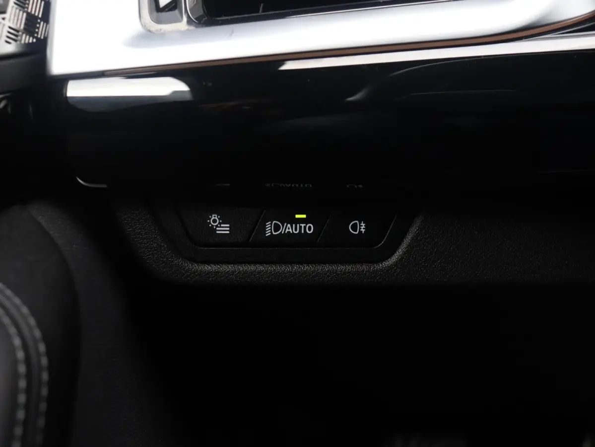 218i | M Sportpakket | Premium Pack | Trekhaak | Camera | Comfort Access | Harman Kardon | Getint Glas | 19'' LMV