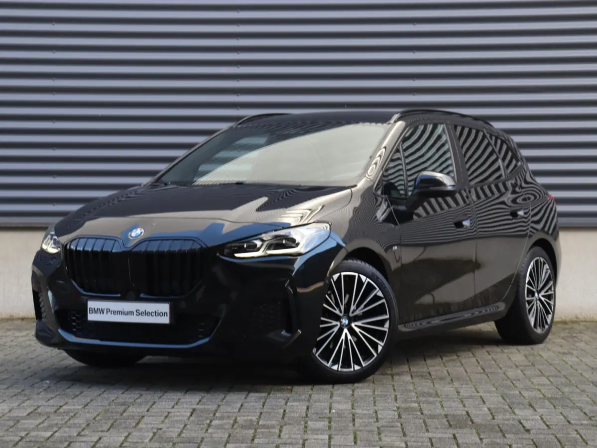 218i | M Sportpakket | Premium Pack | Trekhaak | Camera | Comfort Access | Harman Kardon | Getint Glas | 19'' LMV