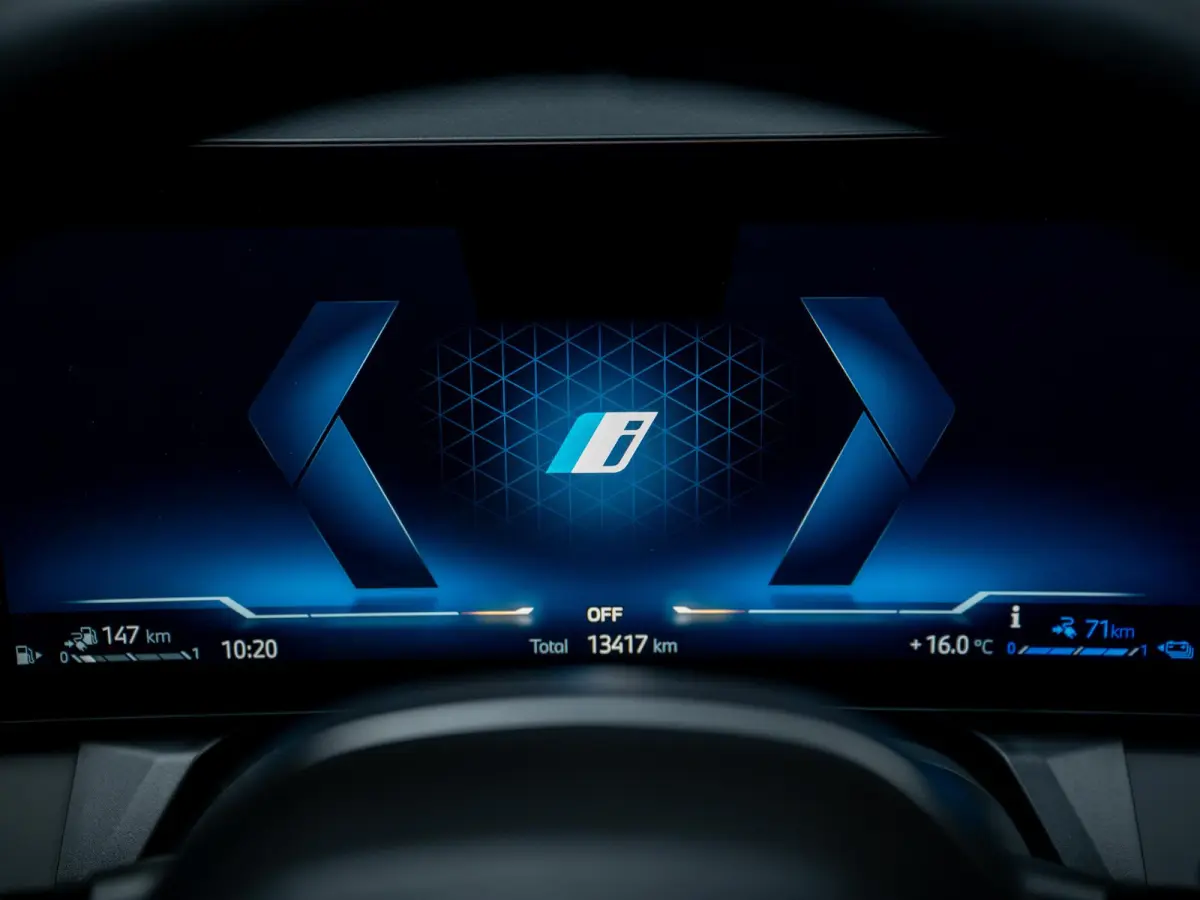 30e xDrive | M-Sportpakket | Pano | Driving Assistant Plus | Trekhaak |