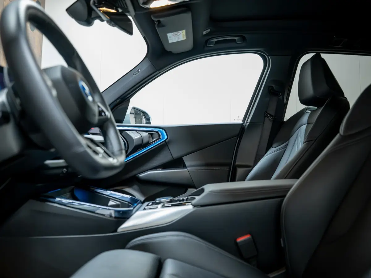 30e xDrive | M-Sportpakket | Pano | Driving Assistant Plus | Trekhaak |