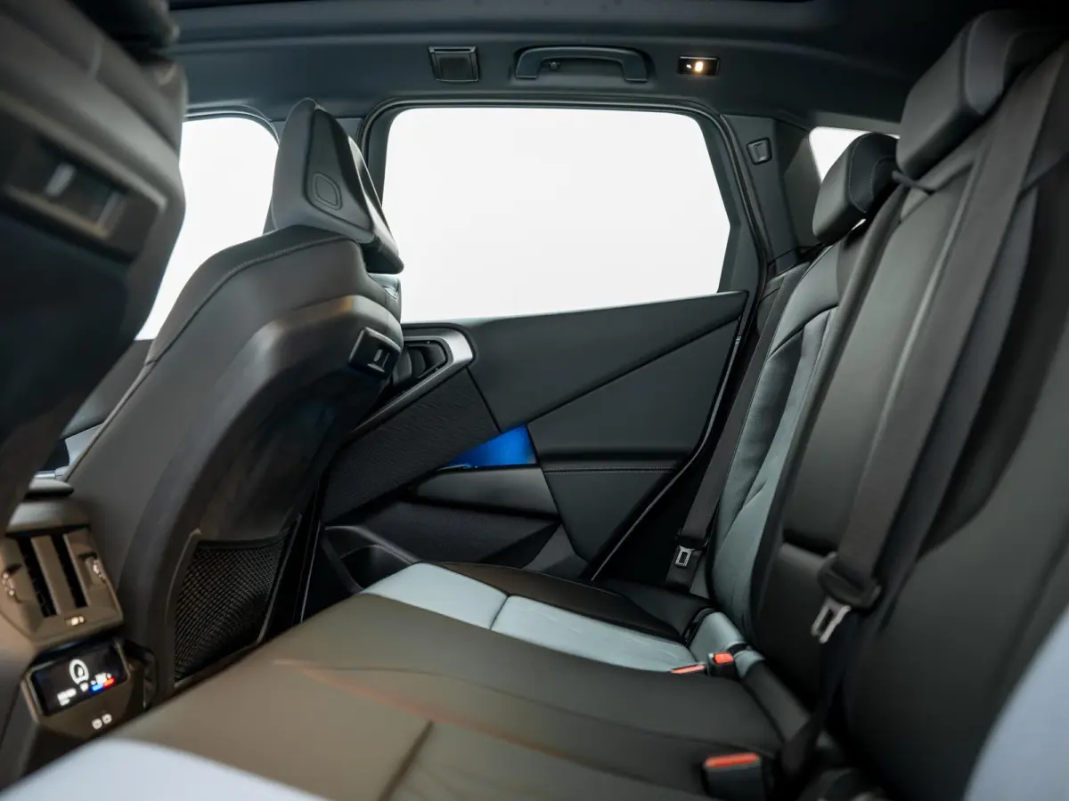 30e xDrive | M-Sportpakket | Pano | Driving Assistant Plus | Trekhaak |