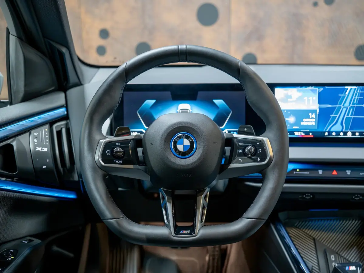 30e xDrive | M-Sportpakket | Pano | Driving Assistant Plus | Trekhaak |