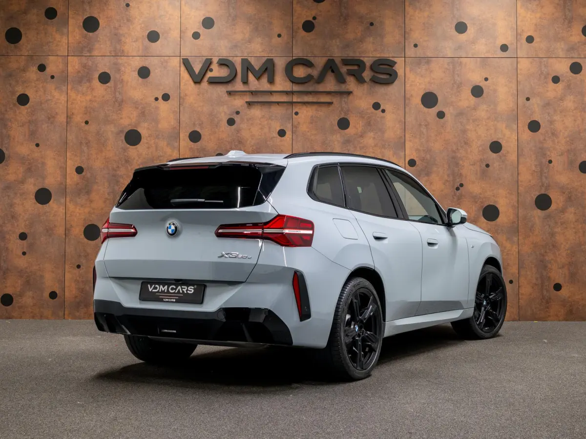 30e xDrive | M-Sportpakket | Pano | Driving Assistant Plus | Trekhaak |