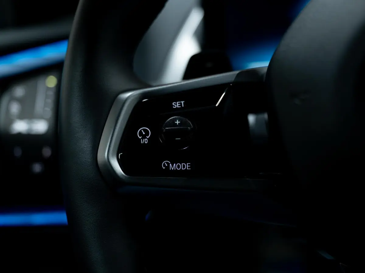 30e xDrive | M-Sportpakket | Pano | Driving Assistant Plus | Trekhaak |