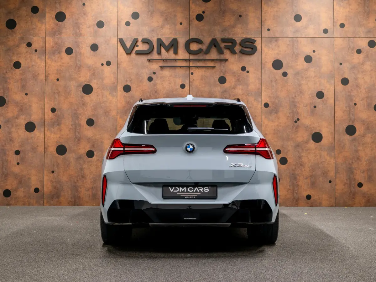 30e xDrive | M-Sportpakket | Pano | Driving Assistant Plus | Trekhaak |