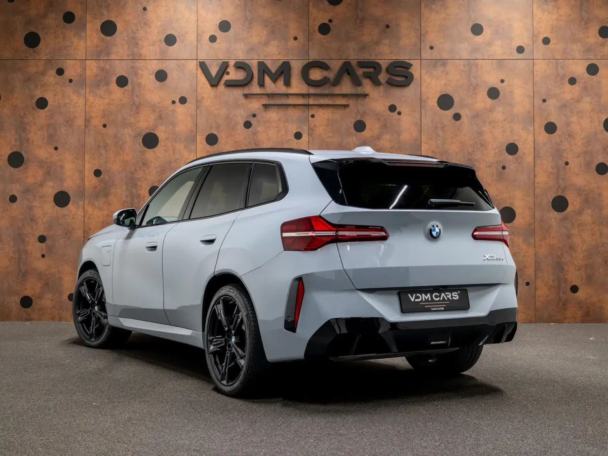 30e xDrive | M-Sportpakket | Pano | Driving Assistant Plus | Trekhaak |