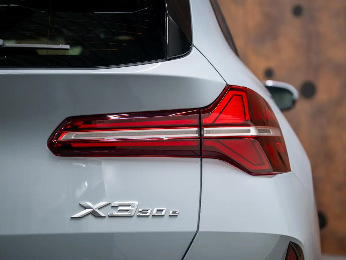 30e xDrive | M-Sportpakket | Pano | Driving Assistant Plus | Trekhaak |
