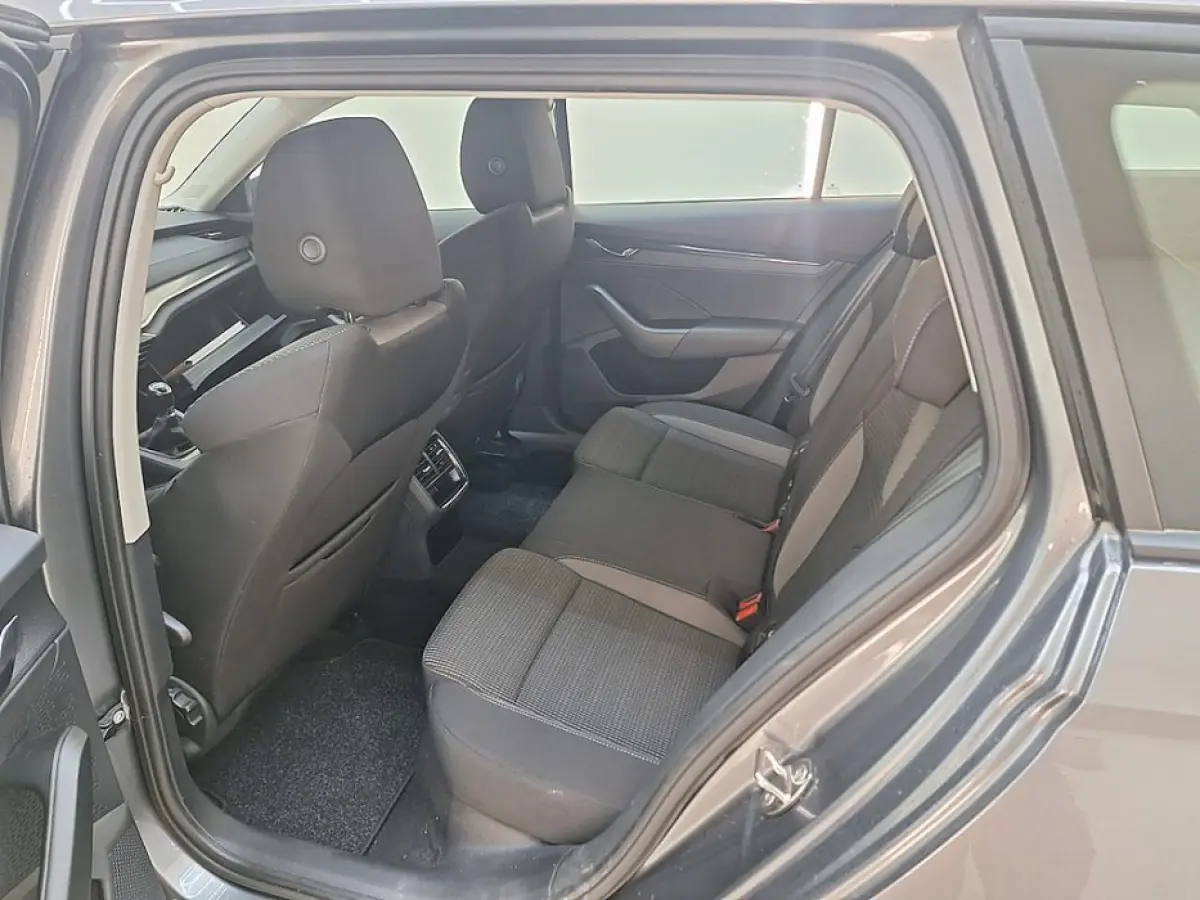 1.0 e-TSI Sport Business | Parkeersensoren | Digital Dash | Keyeless | Apple Carplay | Cruise | DAB | | Airco (automatisch) | Apple Carplay/Android Auto|telefoonintegratie premium | Cruise c