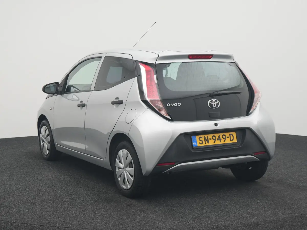 1.0 VVT-i x-fun | Apple Car Play / Android | Airco | LED dagrijverlichting | 12 Maanden BOVAG Garantie |