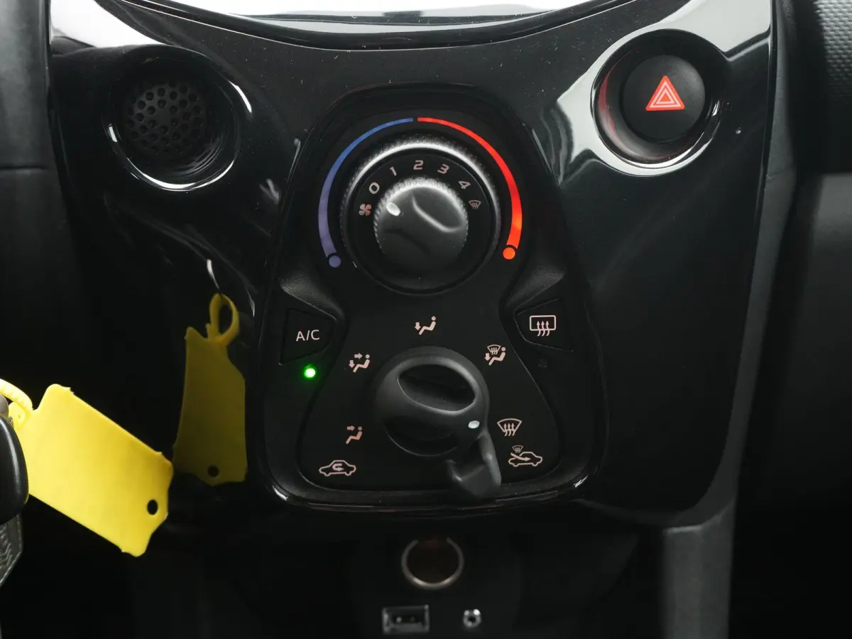 1.0 VVT-i x-fun | Apple Car Play / Android | Airco | LED dagrijverlichting | 12 Maanden BOVAG Garantie |