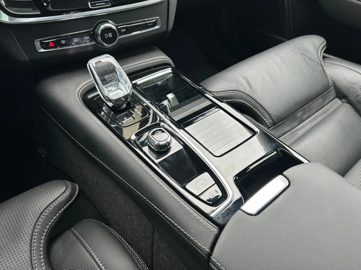2.0 T8 Plug-in hybrid AWD Ultra Dark | Luchtvering | Massage | Bowers&Wilkins | SoH97% | HU-Display |