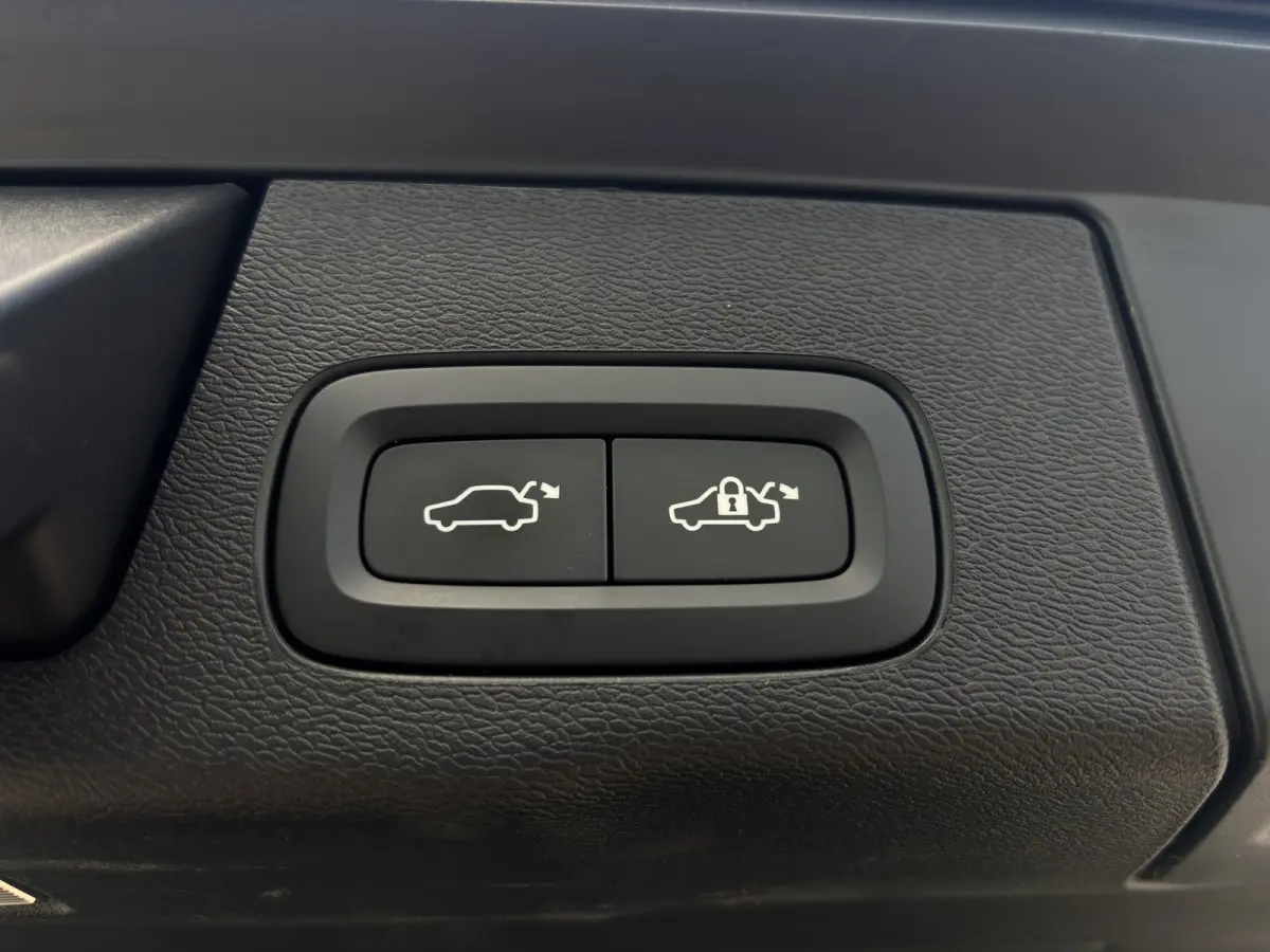 2.0 T6 Plug-in hybrid AWD Ultra Dark | Trekhaak | Luchtvering | Panoramadak | 360 Camera | Memory seats |