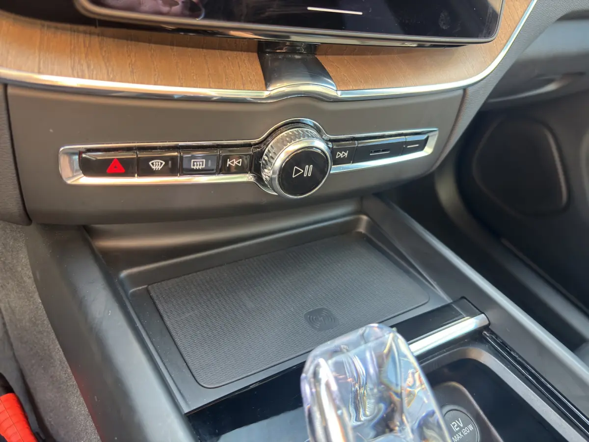2.0 T6 Plug-in hybrid AWD Ultra Dark | Trekhaak | Luchtvering | Panoramadak | 360 Camera | Memory seats |