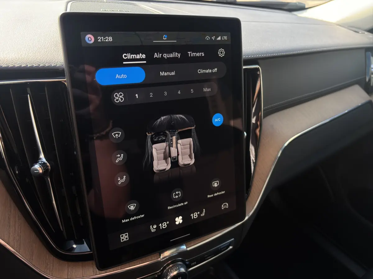 2.0 T6 Plug-in hybrid AWD Ultra Dark | Trekhaak | Luchtvering | Panoramadak | 360 Camera | Memory seats |
