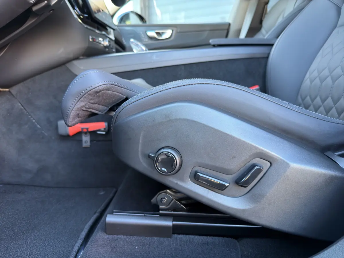 2.0 T6 Plug-in hybrid AWD Ultra Dark | Trekhaak | Luchtvering | Panoramadak | 360 Camera | Memory seats |