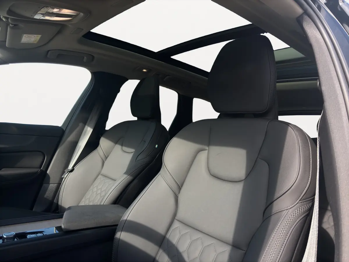 2.0 T6 Plug-in hybrid AWD Ultra Dark | Trekhaak | Luchtvering | Panoramadak | 360 Camera | Memory seats |