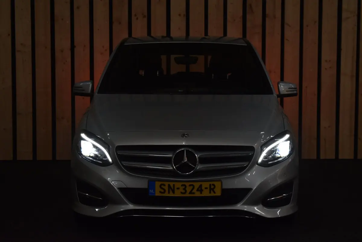 180 Business 108dkm 2e eig. NL-auto LED Camera Stoelverw. Cruise 18"4S + Nwe APK