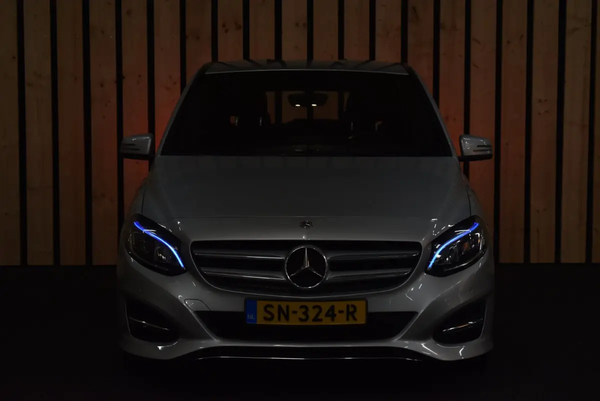 180 Business 108dkm 2e eig. NL-auto LED Camera Stoelverw. Cruise 18"4S + Nwe APK