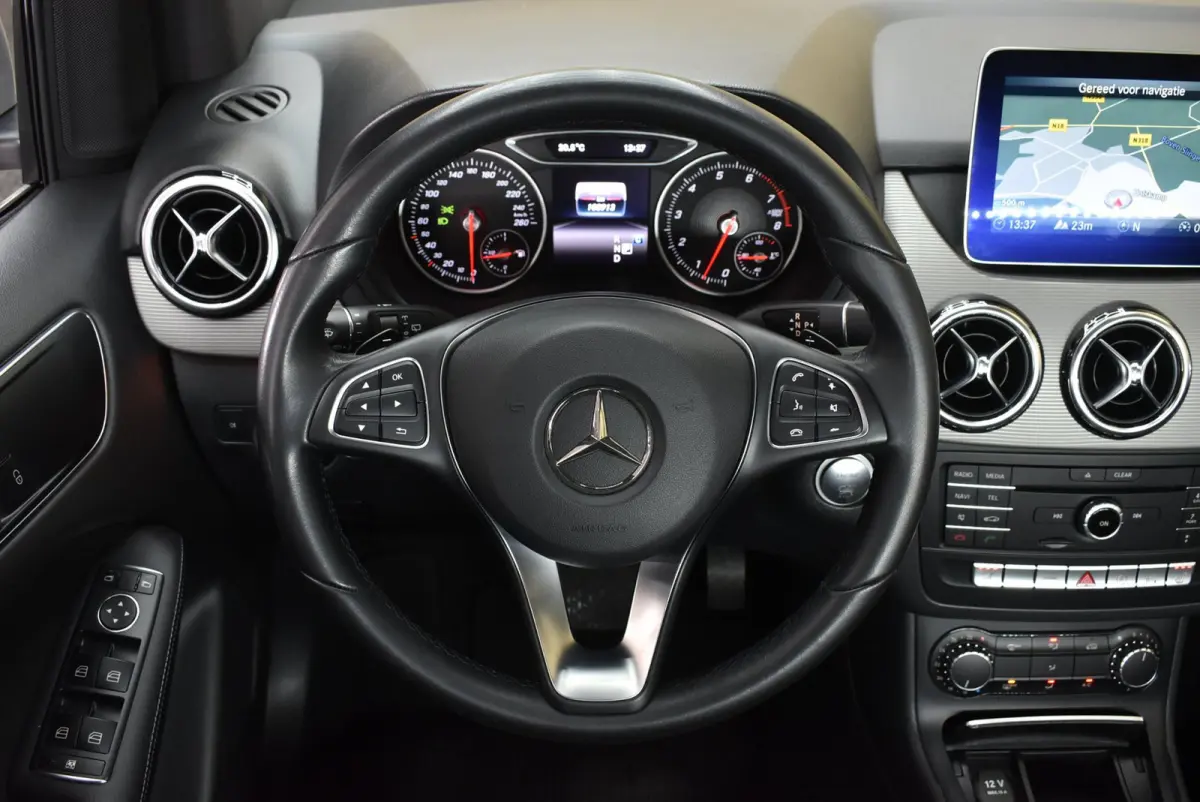 180 Business 108dkm 2e eig. NL-auto LED Camera Stoelverw. Cruise 18"4S + Nwe APK