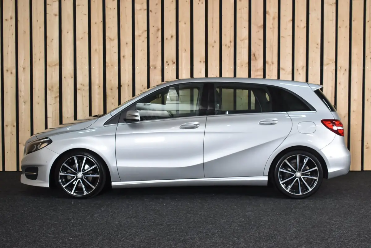 180 Business 108dkm 2e eig. NL-auto LED Camera Stoelverw. Cruise 18"4S + Nwe APK