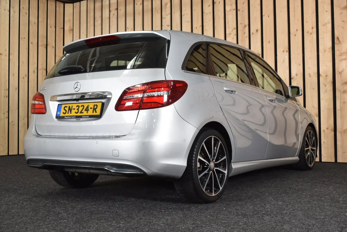 180 Business 108dkm 2e eig. NL-auto LED Camera Stoelverw. Cruise 18"4S + Nwe APK