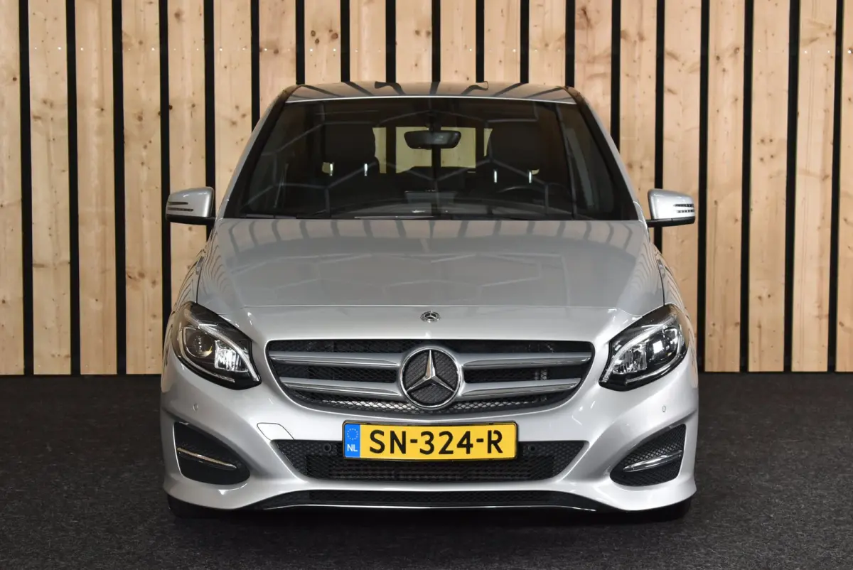 180 Business 108dkm 2e eig. NL-auto LED Camera Stoelverw. Cruise 18"4S + Nwe APK