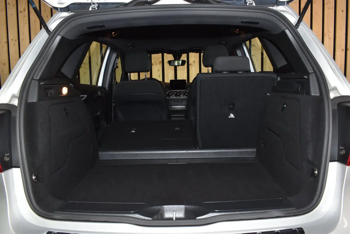 180 Business 108dkm 2e eig. NL-auto LED Camera Stoelverw. Cruise 18"4S + Nwe APK