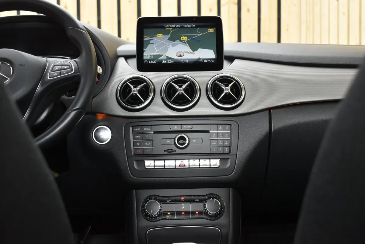180 Business 108dkm 2e eig. NL-auto LED Camera Stoelverw. Cruise 18"4S + Nwe APK