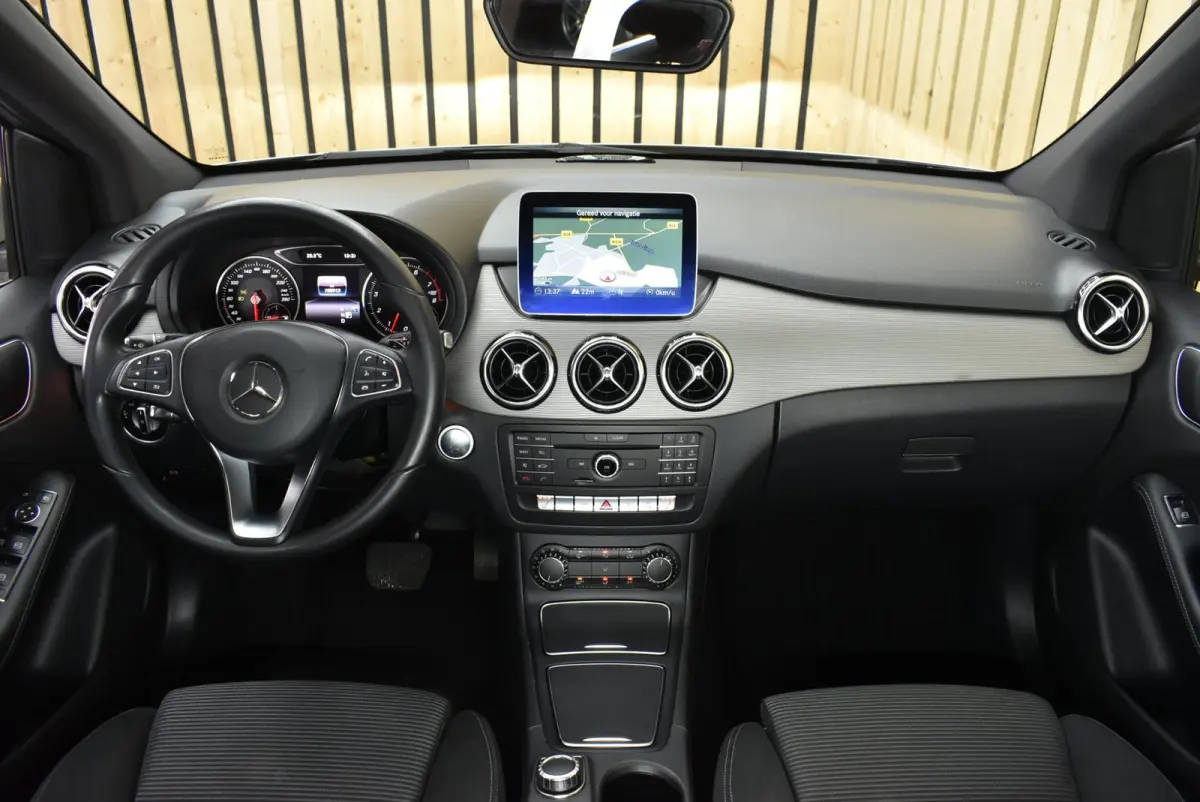 180 Business 108dkm 2e eig. NL-auto LED Camera Stoelverw. Cruise 18"4S + Nwe APK