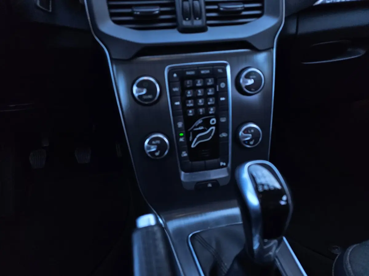 2.0 T3 Momentum | Xenon | Trekhaak | Stoelverwarming | Navi | PDC | Cruise | LMV 18" |