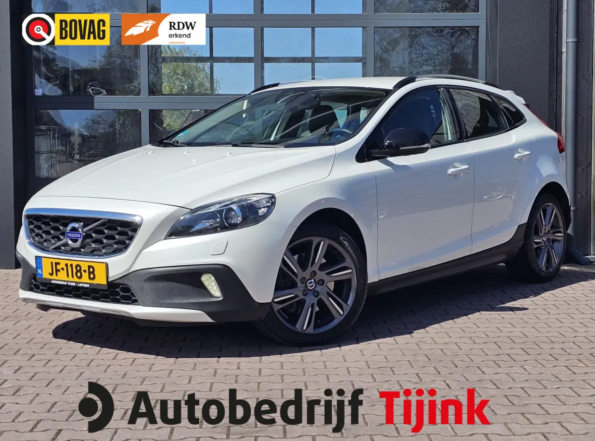 2.0 T3 Momentum | Xenon | Trekhaak | Stoelverwarming | Navi | PDC | Cruise | LMV 18" |