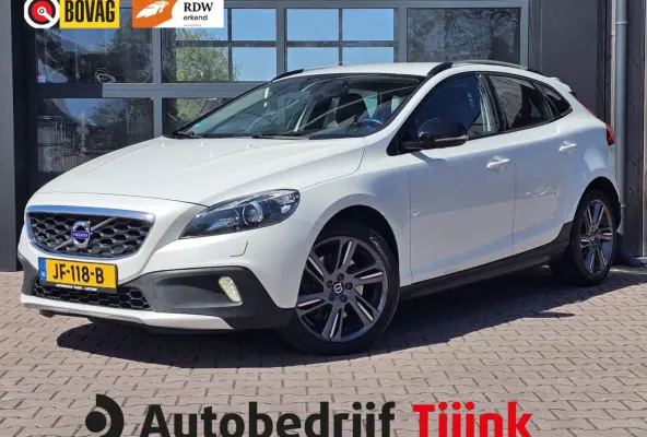 2.0 T3 Momentum | Xenon | Trekhaak | Stoelverwarming | Navi | PDC | Cruise | LMV 18" |