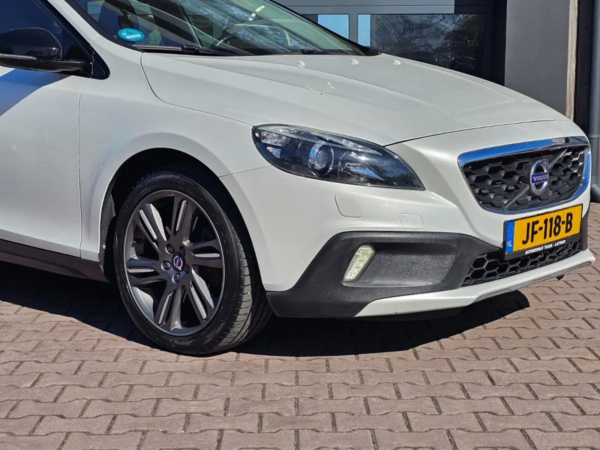 2.0 T3 Momentum | Xenon | Trekhaak | Stoelverwarming | Navi | PDC | Cruise | LMV 18" |