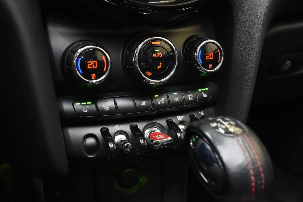 2.0 S Chili Serious Business 192 PK JCW LED 17" NL-auto Stoelverw. Clima + Nwe APK