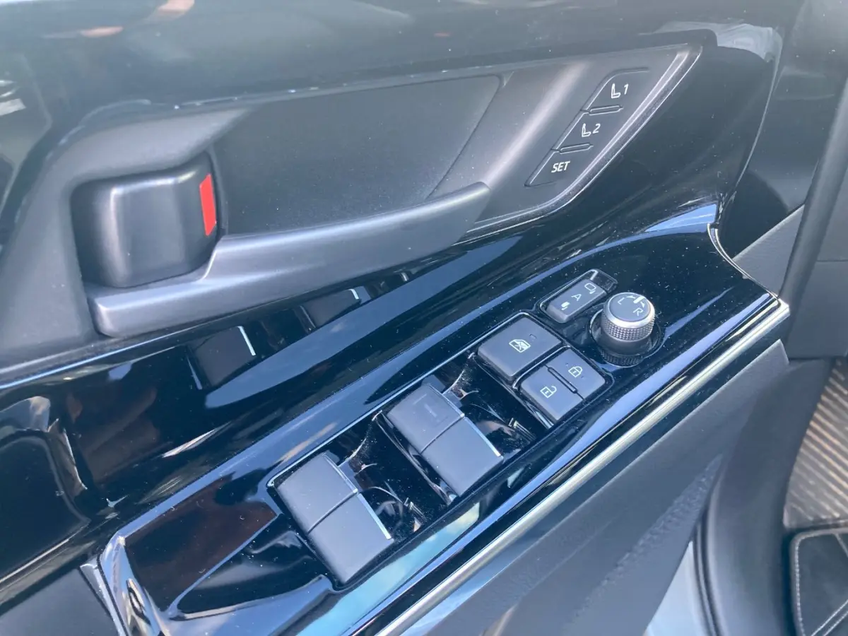 Premium 71 kWh | Panoramadak | Lederen bekleding | JBL | Stoelverwarming + koeling | Navigatie | Camera |