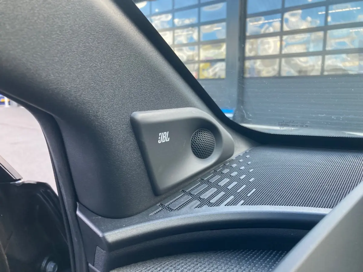 Premium 71 kWh | Panoramadak | Lederen bekleding | JBL | Stoelverwarming + koeling | Navigatie | Camera |