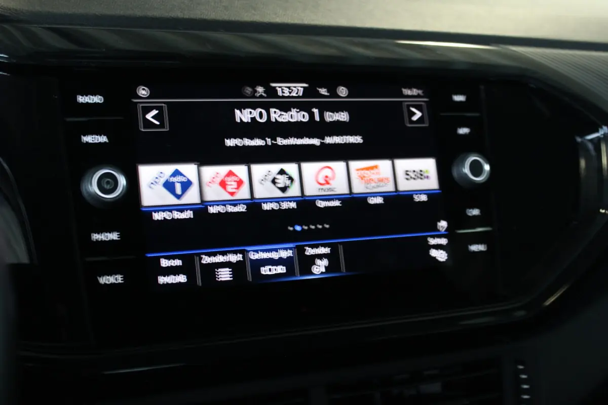 1.0 TSI Life 1e eigenaar | Carplay | Adapt. Cruise | Bluetooth | Getint glas | Front Assist | 17" LMV