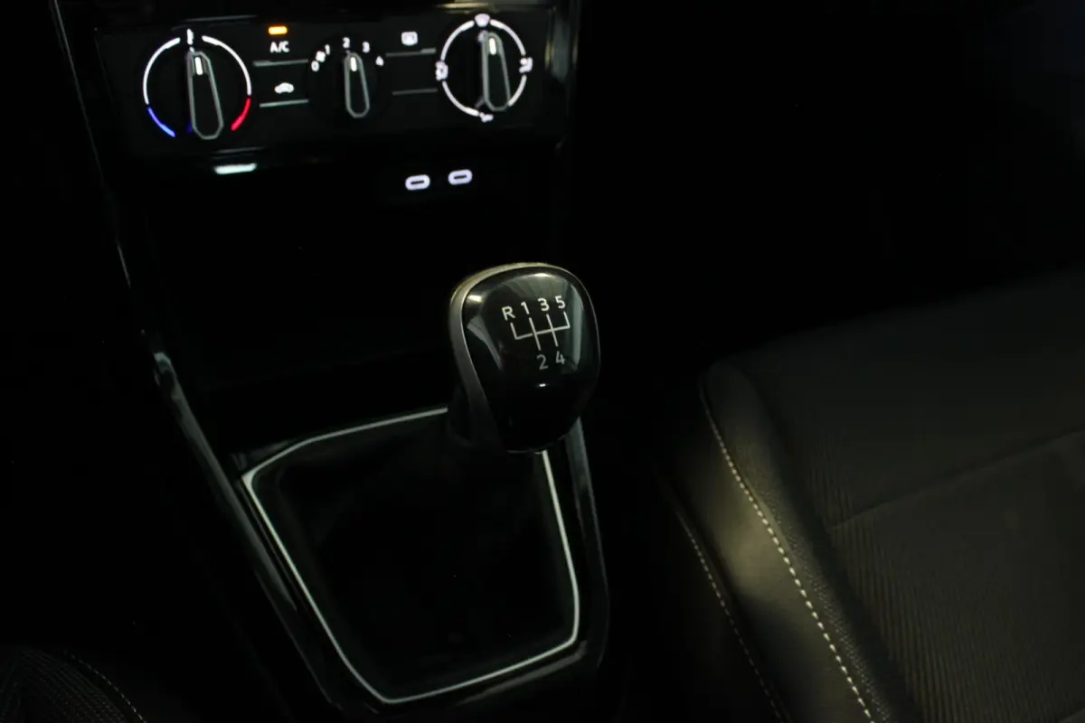 1.0 TSI Life 1e eigenaar | Carplay | Adapt. Cruise | Bluetooth | Getint glas | Front Assist | 17" LMV