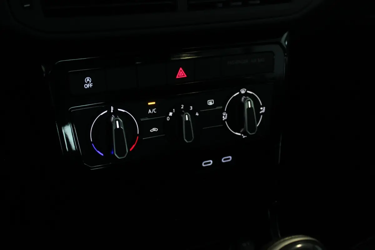 1.0 TSI Life 1e eigenaar | Carplay | Adapt. Cruise | Bluetooth | Getint glas | Front Assist | 17" LMV