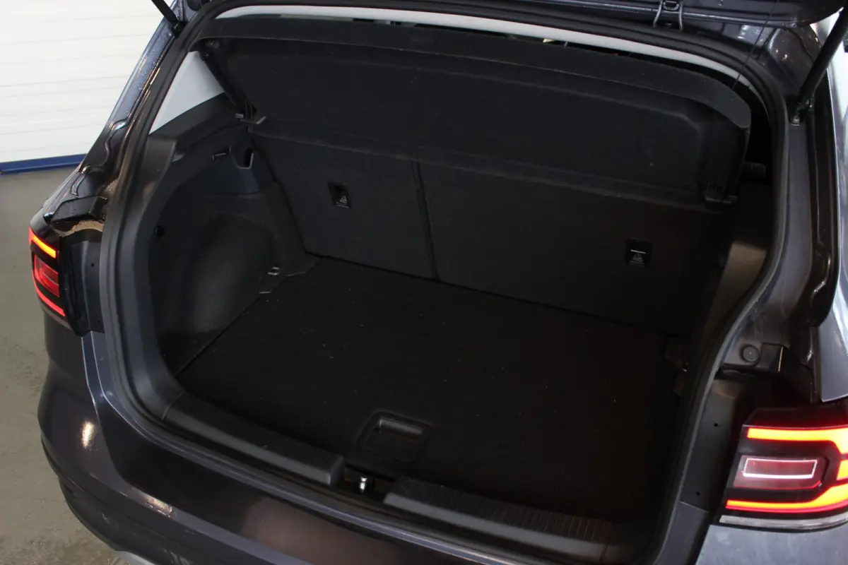 1.0 TSI Life 1e eigenaar | Carplay | Adapt. Cruise | Bluetooth | Getint glas | Front Assist | 17" LMV
